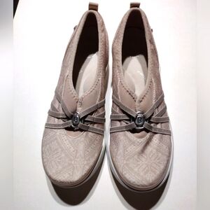 Bzees beige shoes 8.5 stretch fit super cushion heel